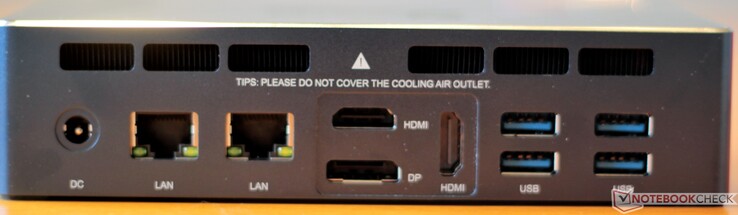 Detrás: DC-in, 2x Gigabit LAN, 2x HDMI 2.0, DisplayPort 1.4, 4x USB-A 3.0, escape (en la parte superior)