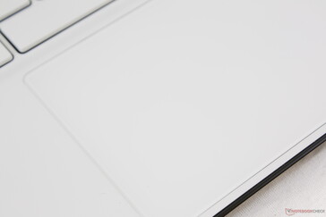 La superficie blanca esconde mejor las huellas dactilares que el habitual clickpad negro de la mayoría de los portátiles.