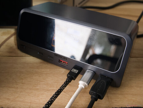 La pantalla de la estación de acoplamiento USB-C de MOKiN atrae las huellas dactilares y los reflejos