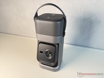 La unidad de proyección ajustable en la parte inferior, los dos altavoces estéreo desmontables en la parte superior