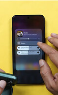 La función de audio dual de OnePlus en acción, con dos pares de auriculares inalámbricos conectados al mismo tiempo y la función de escucha compartida activada.