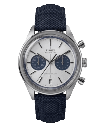 Reloj Timex Marlin Jet Chronograph TW2Y89900 con esfera cóncava de color blanco plateado, subesferas del cronógrafo en azul marino, ventana de fecha a las 6 en punto y correa de tela azul marino.