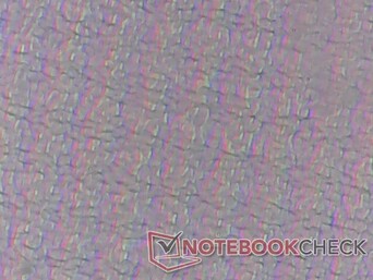 La gruesa superposición de la pantalla táctil hace que los subpíxeles de debajo sean más borrosos y granulados que en la mayoría de las tabletas y portátiles