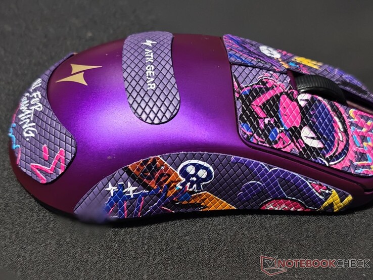 Totalmente engalanado con pegatinas