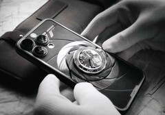 Caviar combina un iPhone Apple con un Omega Seamaster. (Fuente de la imagen: Caviar)