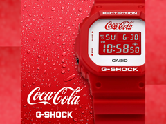 El antiguo Casio G-Shock x Coca Cola collab - el DW5600CC23-4, fotografiado junto a los logotipos de Coca-Cola y G-Shock sobre un fondo rojo. (Fuente de la imagen: Casio - editado)
