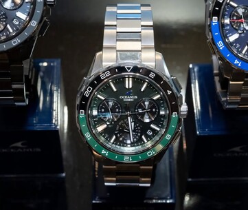 Reloj Casio Oceanus OCW-P3000 verde visto desde delante, con una esfera verde y negra y un bisel de cerámica bicolor.