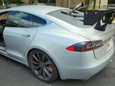 El Tesla fue equipado con un viejo motor diesel para cargar la batería (imagen: WarpedPerception/YT)