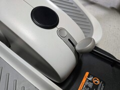 La resistencia de los pedales del Active Desk puede ajustarse en siete niveles