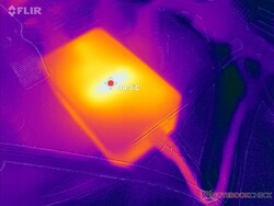 El adaptador de CA alcanza más de 44 C cuando funciona con cargas exigentes durante periodos prolongados