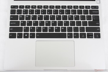 El diseño es muy similar al de la serie Surface Laptop, excepto por el botón de encendido que se puede pulsar con el dedo cerca de la esquina superior derecha. La tecla fn carece de luz LED