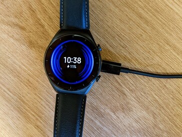 El Xiaomi Watch S1 se carga de forma inalámbrica a través del estándar Qi.