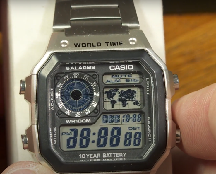 Los relojes Casio de la serie AE1200 disponen de un modo de diagnóstico que se activa al pulsar a la vez los dos botones de la izquierda y el inferior derecho. (Fuente de la imagen: Greg Anderson - The Good Timekeeper vía YouTube)