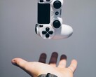 Aunque es posible que el DualSense 2 de la PS6 mantenga la forma del DualSense original que se muestra aquí, Sony podría estar probando nuevos controles capacitivos.