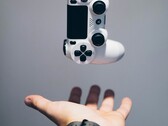 Aunque es posible que el DualSense 2 de la PS6 mantenga la forma del DualSense original que se muestra aquí, Sony podría estar probando nuevos controles capacitivos.