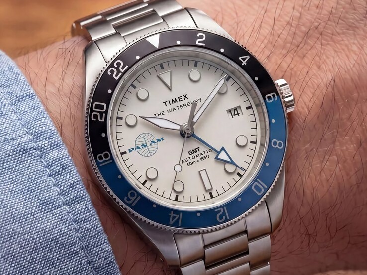 Reloj Timex Pan Am Waterbury Automatic GMT mostrado en una muñeca
