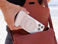 El SnapGrip amplía la versatilidad de un iPhone con un mango ergonómico y un botón de disparo de la cámara, entre otras características. (Fuente de la imagen: ShiftCam)