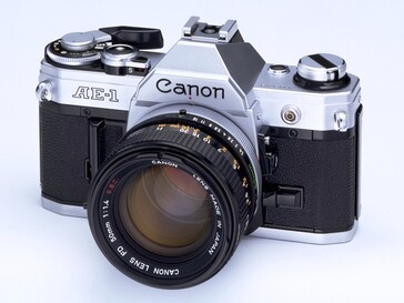 La Canon AE-1 es una cámara SLR de 35 mm de mediados de la década de 1970 que presentaba una construcción más ligera y una ayuda electrónica. (Fuente de la imagen: The Canon Camera Museum)