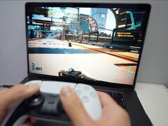 Una persona juega a Cyberpunk 2077 en un MacBook utilizando un mando DualSense, mostrando el rendimiento nativo de los juegos en macOS. (Fuente de la imagen: Andrew Tsai / YouTube)