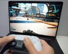 Una persona juega a Cyberpunk 2077 en un MacBook utilizando un mando DualSense, mostrando el rendimiento nativo de los juegos en macOS. (Fuente de la imagen: Andrew Tsai / YouTube)