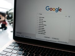 Ordenador portátil con una ventana del navegador abierta y la página de inicio de Google en la pantalla