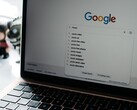 Ordenador portátil con una ventana del navegador abierta y la página de inicio de Google en la pantalla
