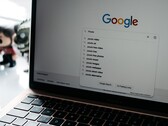 Ordenador portátil con una ventana del navegador abierta y la página de inicio de Google en la pantalla