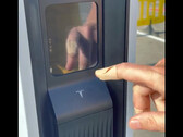 Supercargador Tesla V4 con terminal de pago con tarjeta (imagen: Tesla Club Austria)