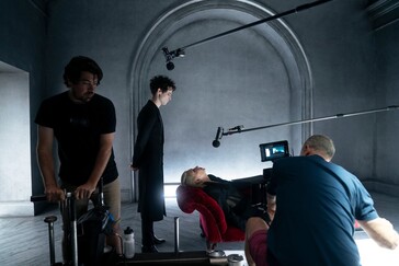 En el plató, entre toma y toma, Tom Sturridge (Sueño) se prepara para otra escena cargada de emoción en medio de un ambiente gótico y malhumorado.