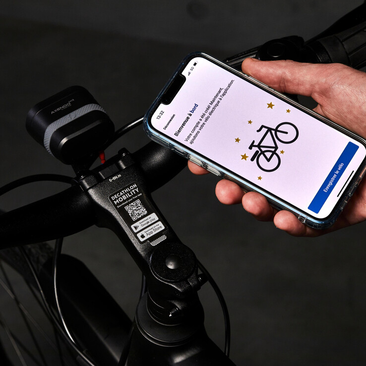 La bicicleta eléctrica urbana Elops Speed 900E de Decathlon admite la conectividad con teléfonos inteligentes. (Fuente de la imagen: Decathlon)