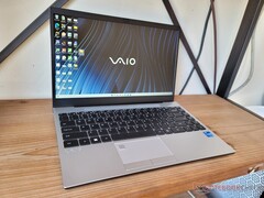 2022 Vaio FE14 es nuevo por dentro pero viejo por fuera