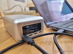 El banco de energía Zendure SuperTank Pro OLED puede recargar completamente cualquier portátil USB-C