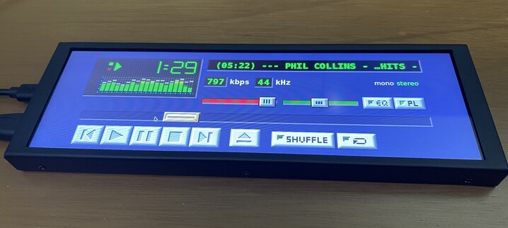 La pantalla táctil extra ancha de 7,9" que actúa como interfaz de usuario (Fuente de la imagen: Rodmg vía Hackaday)