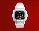 Reloj Casio G-Shock DW-5600TNT-7 x thisisneverthat con caja y correa de resina translúcida sobre un fondo rojo.