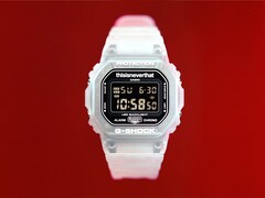 Reloj Casio G-Shock DW-5600TNT-7 x thisisneverthat con caja y correa de resina translúcida sobre un fondo rojo.