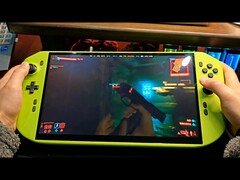 Primer plano de un PC de juegos portátil DIY RTX 4090, ejecutando Cyberpunk 2077. (Fuente de la imagen: NITTRX en YouTube)