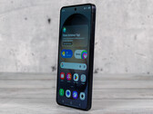 La base Galaxy S27 podría utilizar una pantalla diferente en comparación con la Galaxy S26 que se muestra aquí
