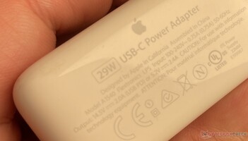 Apenas legible: el adaptador de 29 vatios de Apple no soporta 9 voltios. (Foto: Andreas Sebayang/Notebookcheck.com)