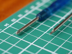 Herramientas incluidas para ajustar la tensión del mecanismo de liberación de la bola