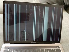 Una pantalla rota del MacBook es cara de reparar y suele dejar el portátil inutilizable (Imagen: 9to5mac)