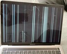 Una pantalla rota del MacBook es cara de reparar y suele dejar el portátil inutilizable (Imagen: 9to5mac)