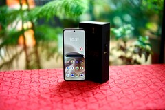 El Motorola Razr 70 ofrece dos pantallas muy brillantes.