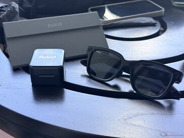 La Rokid Power Capsule junto al estuche de transporte y las gafas
