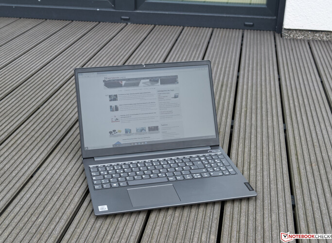 Usando el ThinkBook 15 al aire libre en un día nublado.