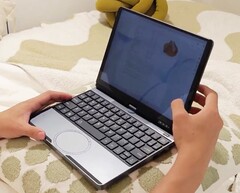 Torsin presenta un chasis compacto con un trackpad redondo poco convencional. (Fuente de la imagen: Torsin)