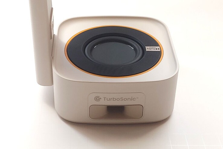 El altavoz Dolby Audio de tiro ascendente se oye igual de bien desde todas partes, mientras que el conducto TurboSonic permite que los graves de ambos lados del conductor se refuercen mutuamente. (Fuente de la imagen: Notebookcheck)