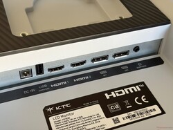 Puertos: Entrada de alimentación, USB 2.0 (solo para actualizaciones de firmware), 2 puertos HDMI 2.0, 2 puertos DisplayPort 1.4, conector de audio de 3,5 mm