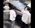 Los empleados de BYD sí que parecen interesados en el Cybertruck, a juzgar por el vídeo. (Fuente de la imagen: Twitter)