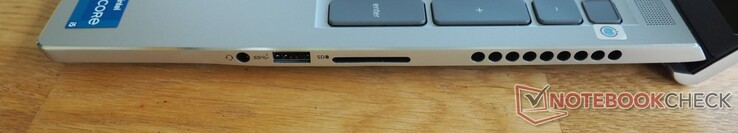Lado derecho: Audio, USB-A 3.2 Gen 1, lector de tarjetas SD