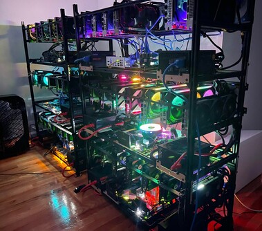 También cuenta con 14x placas RTX 3070 y 5x RTX 3080. (Fuente de la imagen: Reddit - u/miner69niner)